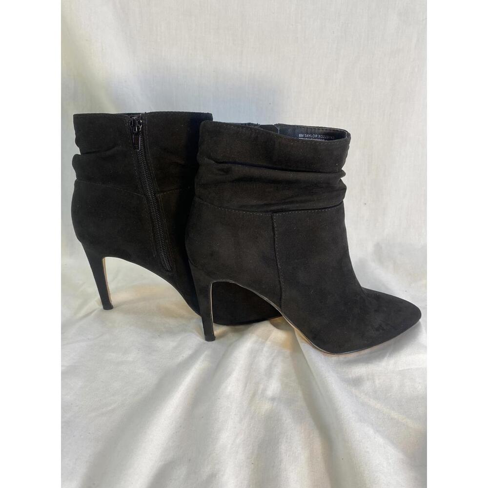 XOXO Womans Taylor 8M Black Faux Suede Rouched Feminine Stiletto Ankle Boots